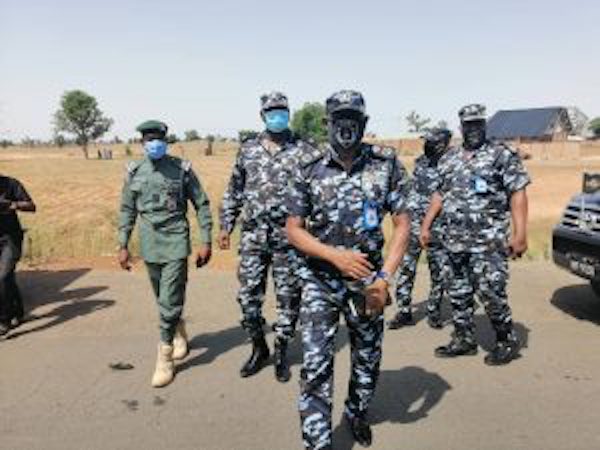 Rundunar ’Yan Sandan ƙasar nan ta cafke wasu mutane biyu da ake zargi da haɗa baki wajen sace wani dattijo a Jihar Kaduna domin neman kuɗin fansa, tare da ƙwato bindiga ƙirar AK-47.